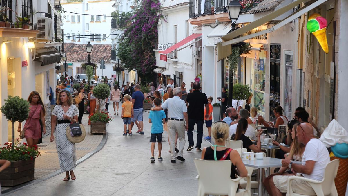 Turistas en el centro de Marbella.
