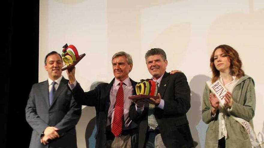 Los alcaldes de Villaviciosa de Odón y de Córdoba con sus obsequios.