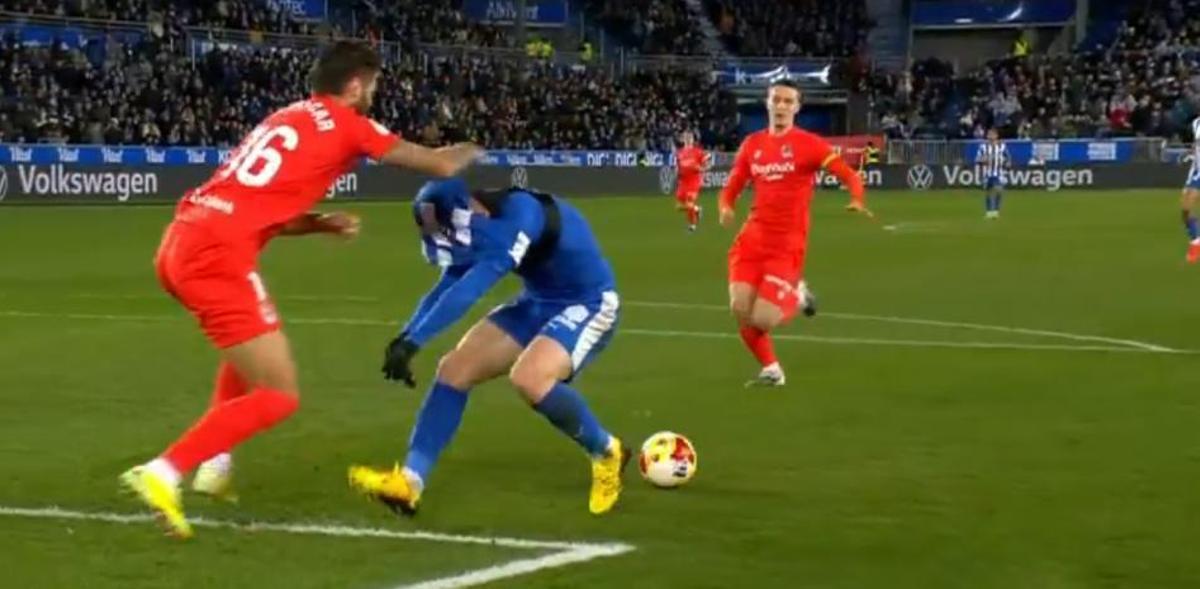 La acción del penalti sobre Toni Martínez