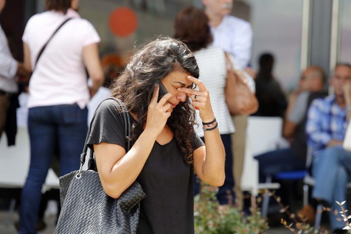 Amics i familiars de les víctimes s’acosten fins a l’estació de Santiago de Compostel·la.