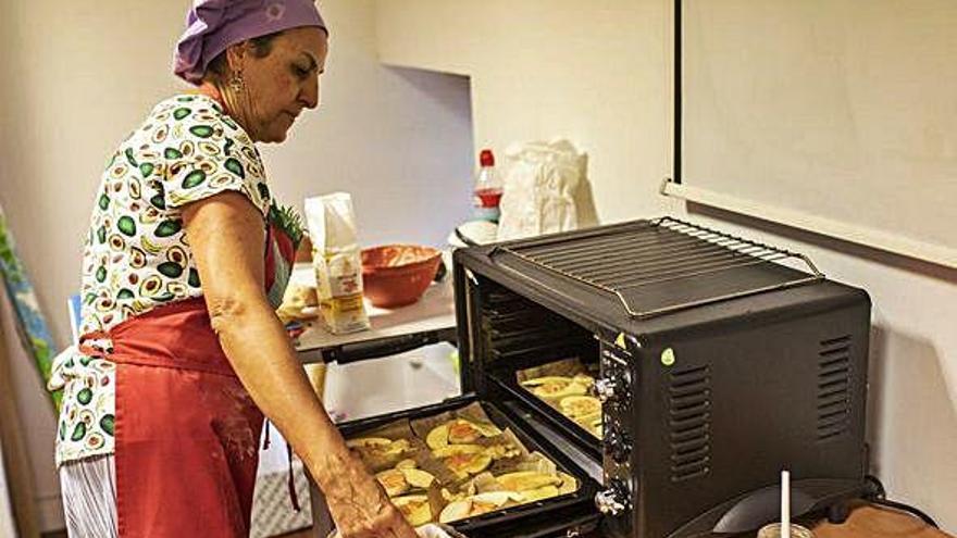 Marga, una de las organizadoras, a punto de hornear las galletas de miel hechas por los niños.