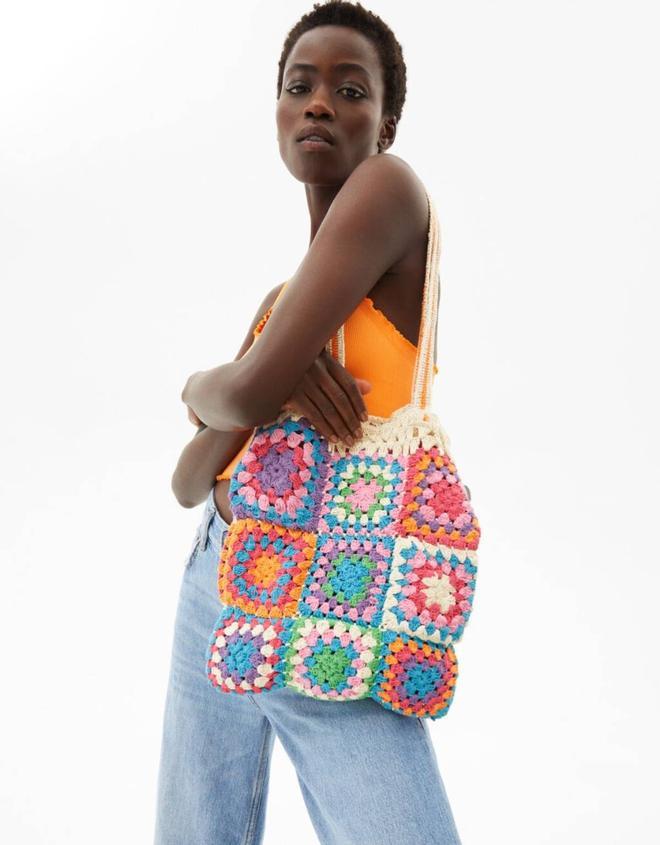 Bolso 'shopper' de crochet de colores llamativos de Bershka