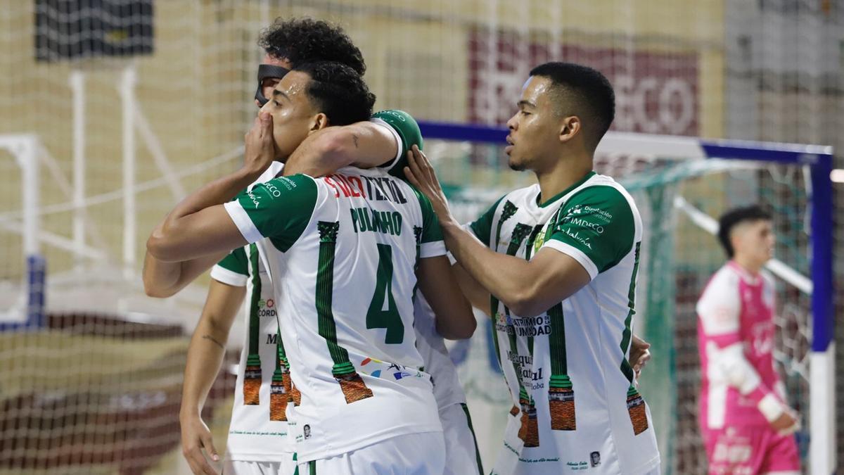 Zequi, Pulinho y Muhammad celebran un gol del Córdoba Futsal.