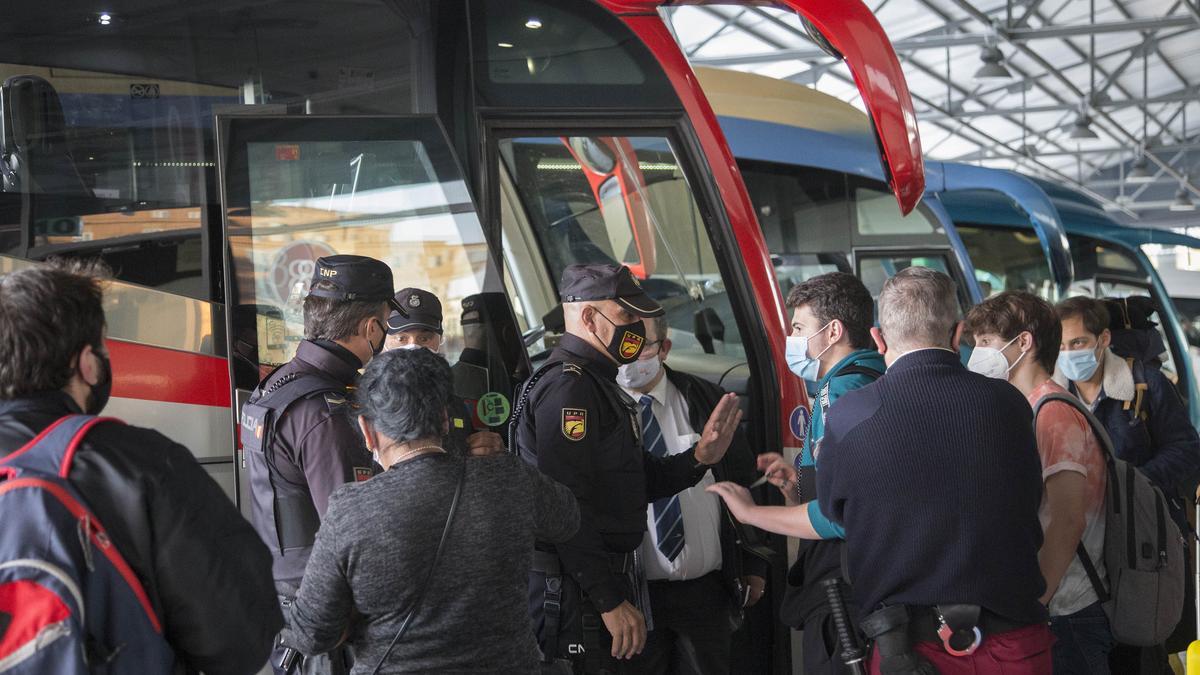 Controles de policía en la estación de autobuses de Salamanca.