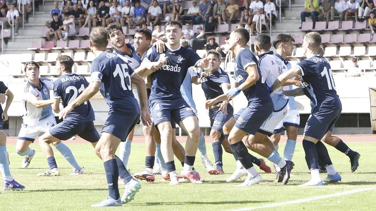 El Compostela se estrella ante el Marino de Luanco y recibe un duro golpe de realidad