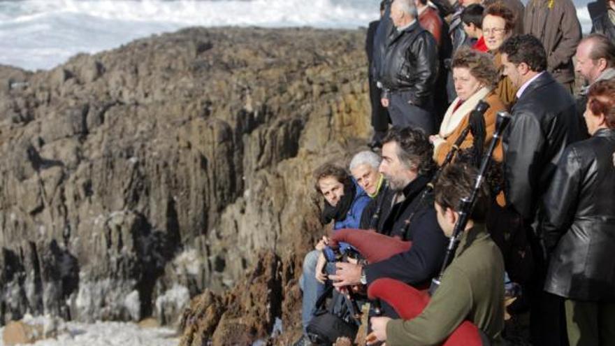 Acto en recuerdo de Ramón Sampedro en la Praia das Furnas - La Opinión de A  Coruña