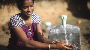 Microcrèdits per accedir a l’aigua potable i apoderar les dones