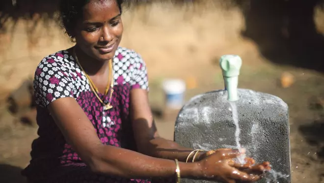 Microcréditos para acceder al agua potable y empoderar a las mujeres