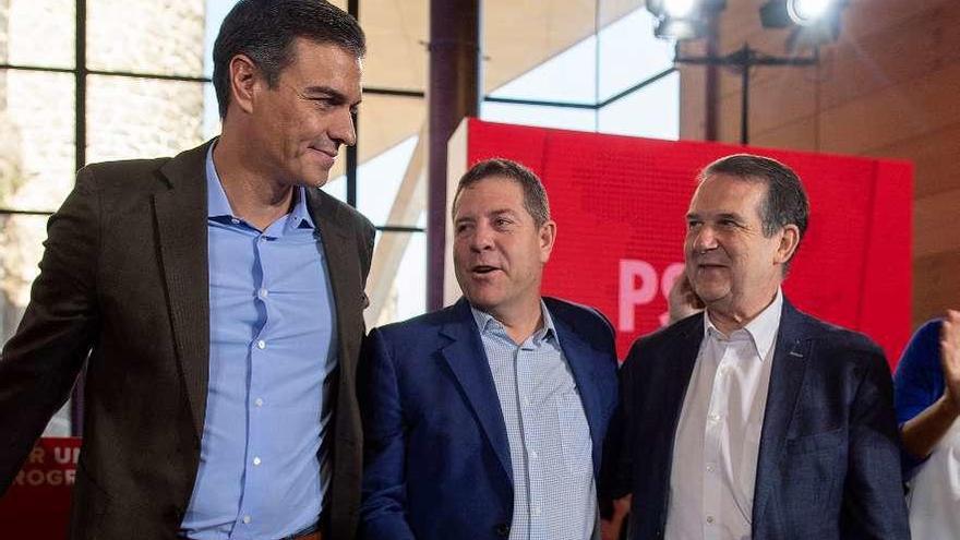 Sánchez, García Page y Caballero, ayer en el encuentro socialista de Toledo. // Efe