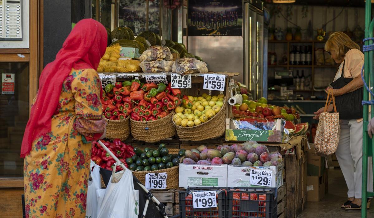 Una tienda de frutas y verduras, en un barrio de Barcelona.