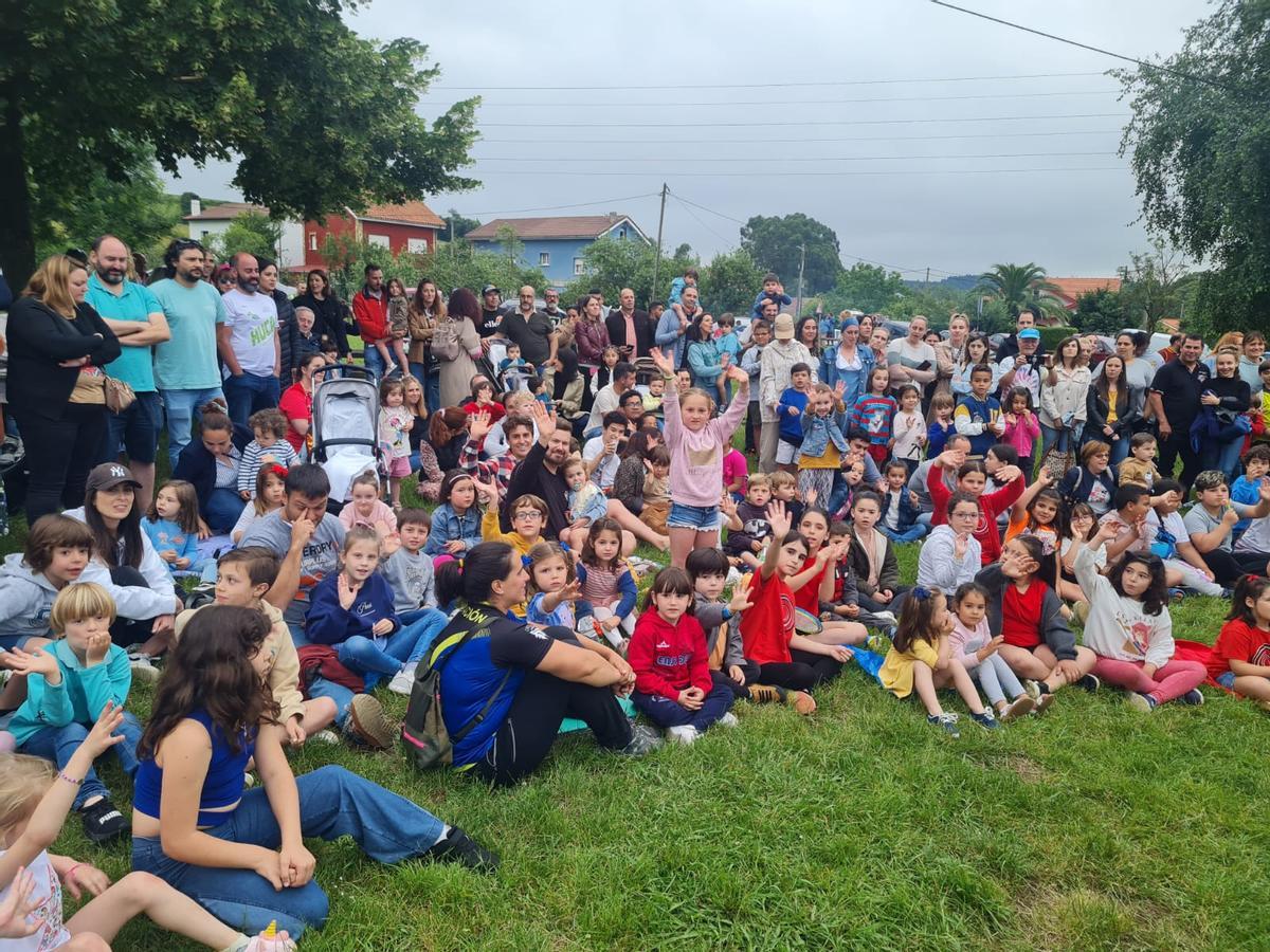 Público celebrando San Xuan en Corvera