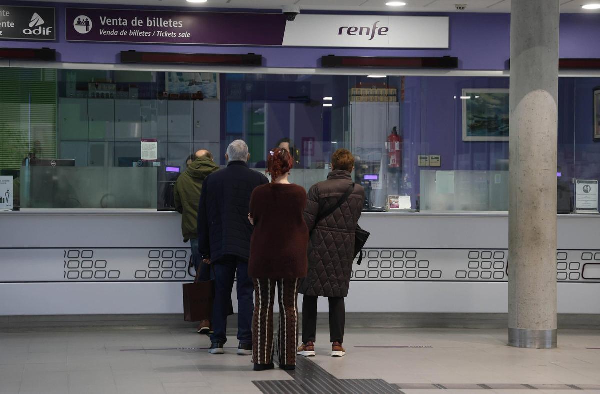 Viajeros en la estación de Vigo-Guixar durante la primera jornada de huelga en el ferrocarril en Galicia