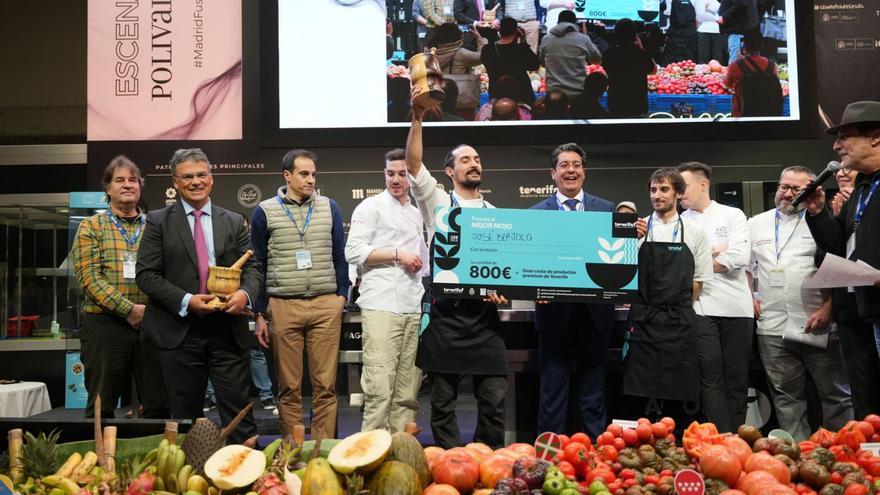 El ganador del concurso de mojos, el gallego José Bértolo, recibe su premio de manos del presidente del Cabildo, Pedro Martín.