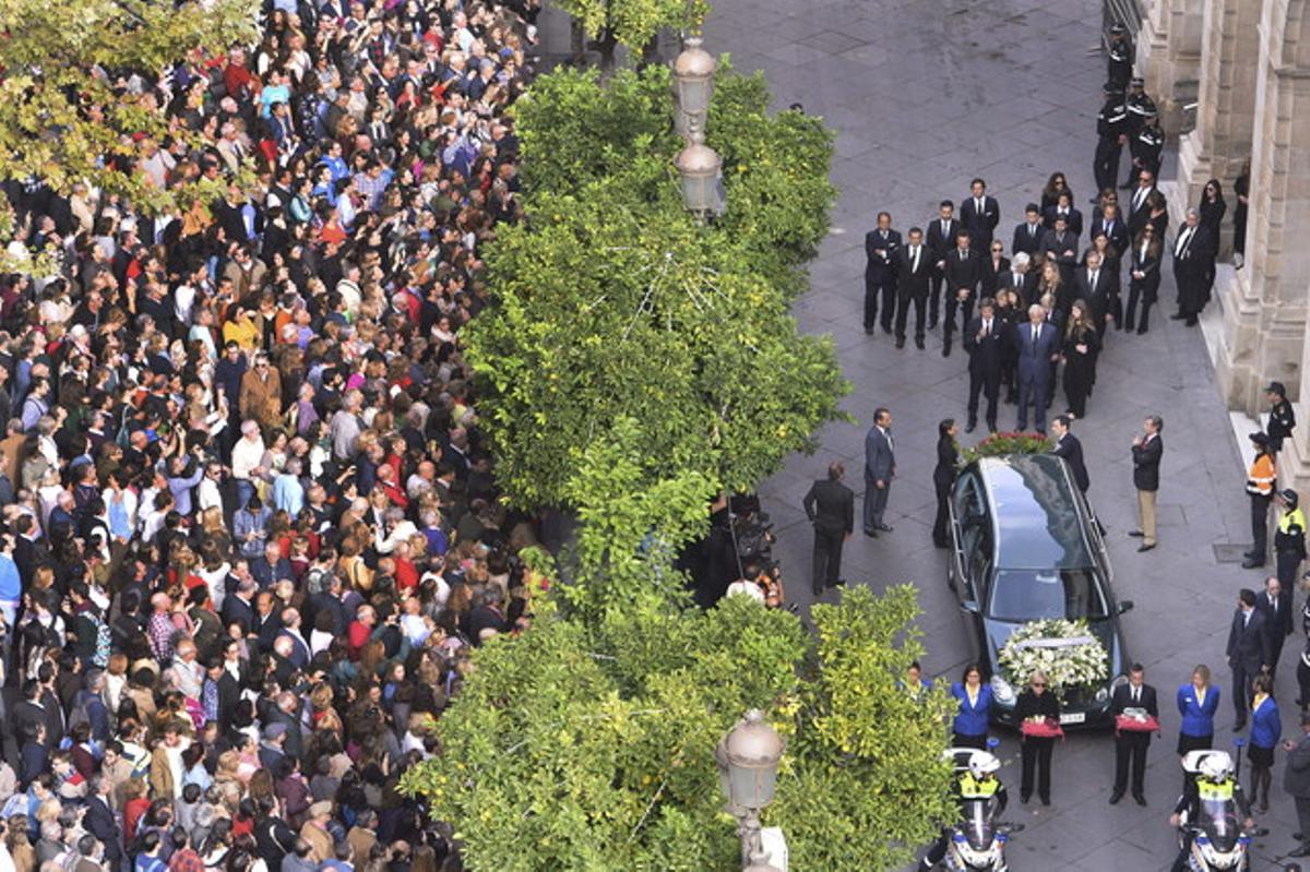 Cortejo fúnebre de Cayetana de Alba, con hijos, nietos y familiares tras el coche que lleva el féretro a la catedral sevillana para oficiar el funeral.