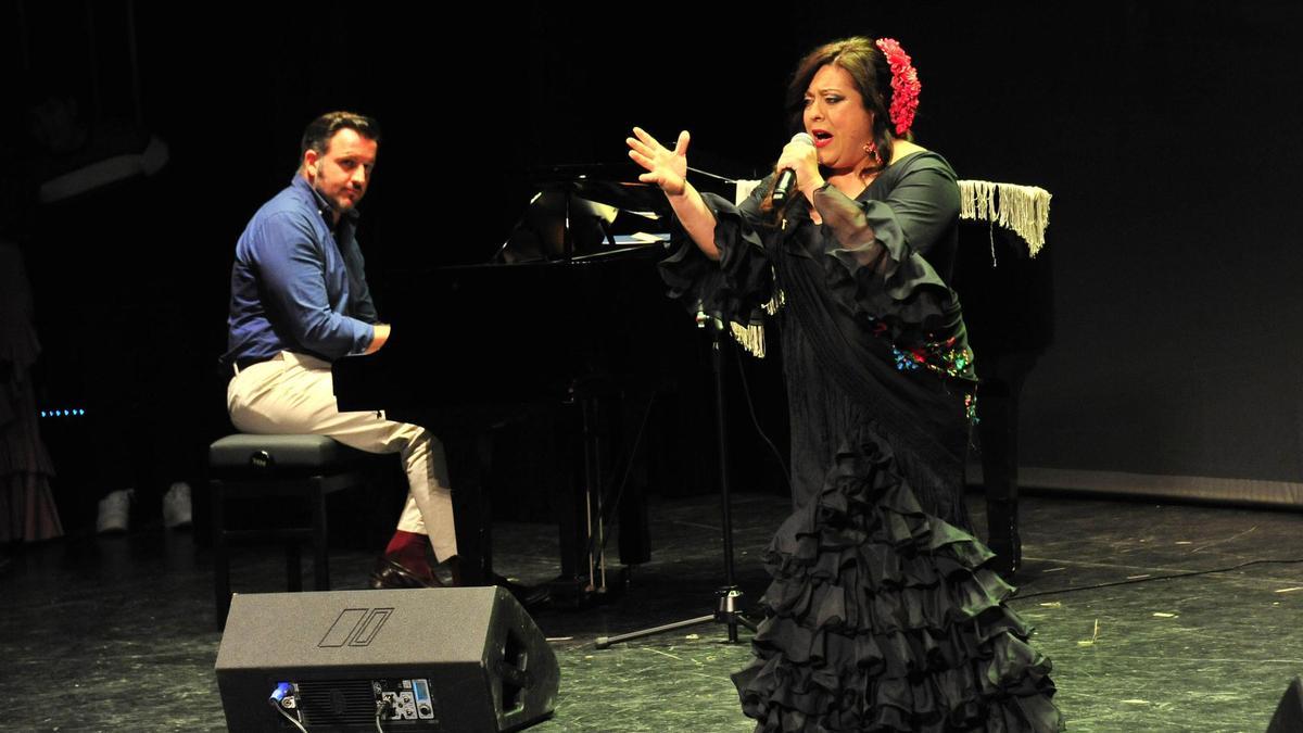 El alcalde, Pablo Ruz,toca el piano en un momento de la gala de Andalucía junto a la cantaora Yolanda García