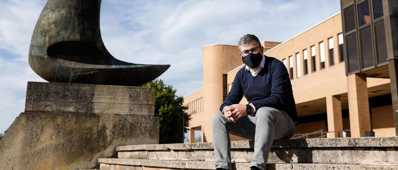 Rubén González, a las puertas de la Escuela de Marina Civil.