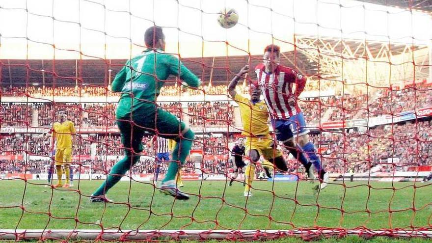 Jony marca de cabeza el primer gol rojiblanco superando a Falcón y Djené.