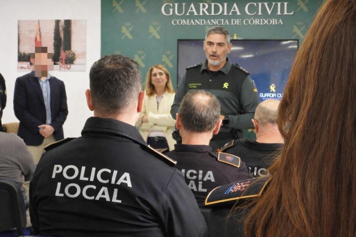La Guardia Civil forma a policías locales de Córdoba sobre la prevención de la radicalización violenta.