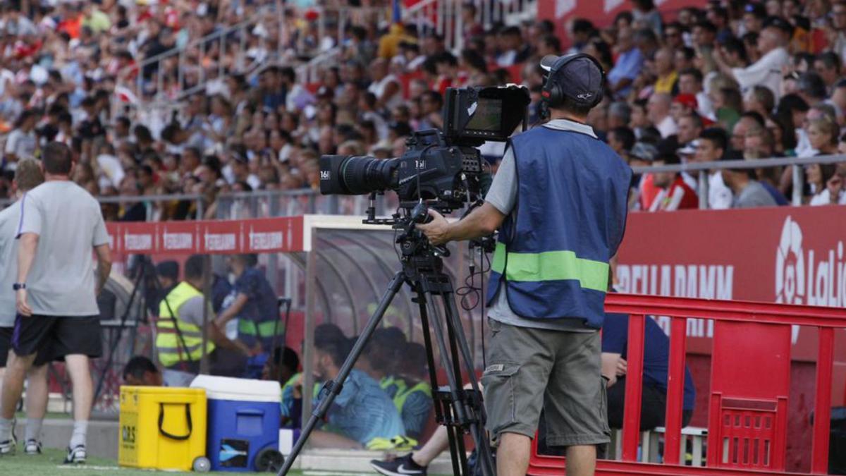 Imatge d’arxiu d’un càmera de televisió a l’estadi de Montilivi.  | MARC MARTÍ