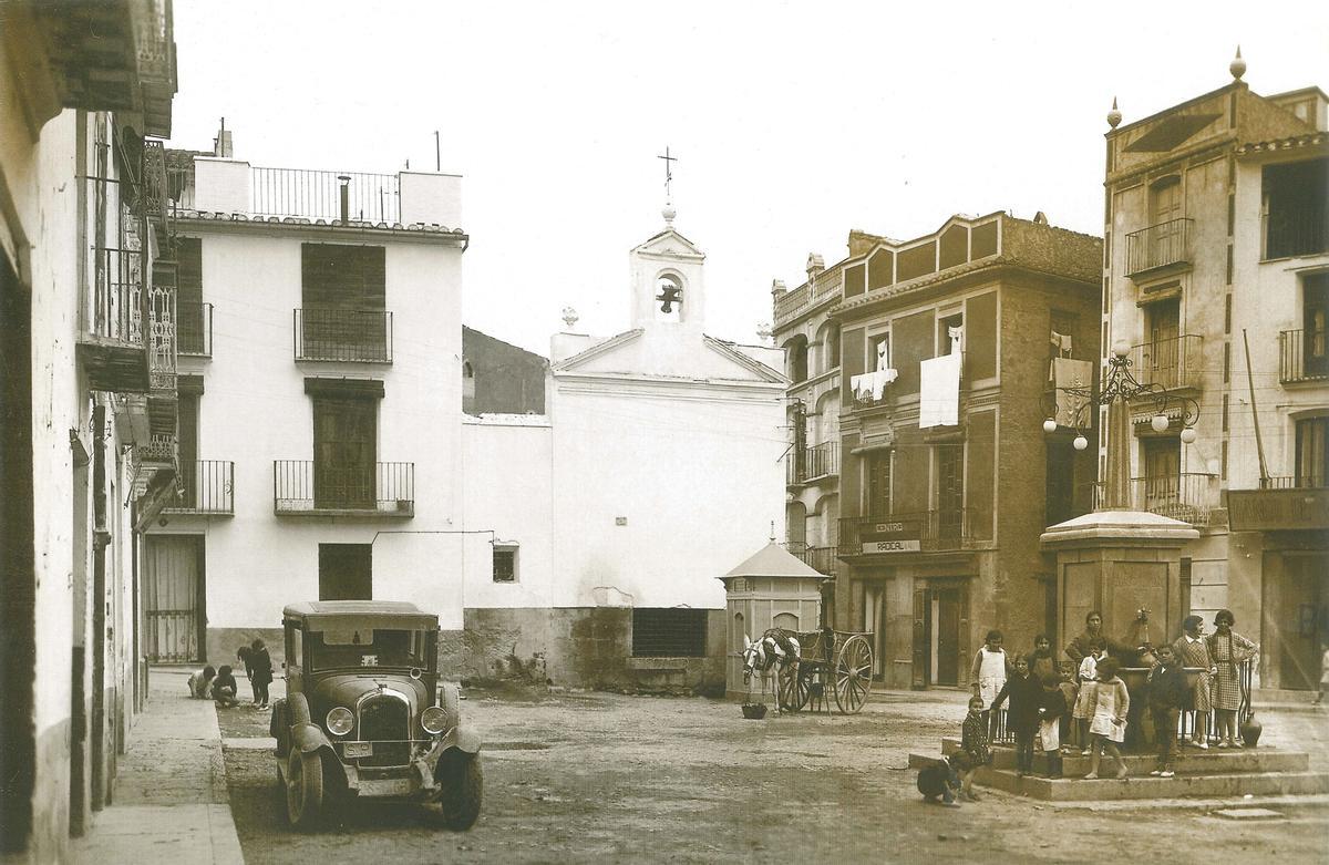 Foto histórico de la plaza Loreto, todavía con la ermita y la fuente central.