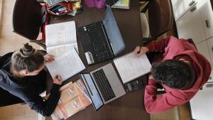 Barcelona 19/3/2020 Estudiantes de secundaria y bachillerato estudiando en casa por el cierre de escuelas y institutos per el c