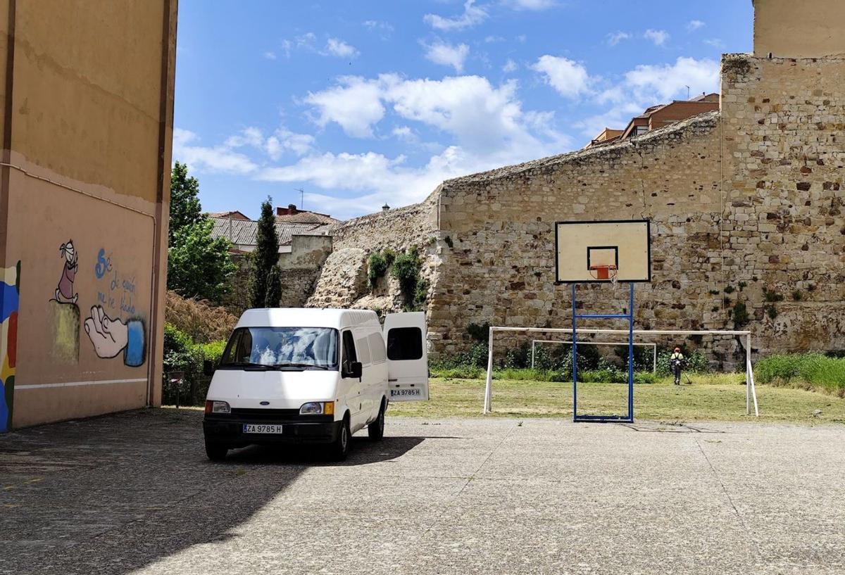 Patio del Seminario San Atilano durante el desbroce del campo de fútbol 7. | J. N.