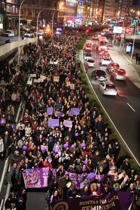 Multitudinaria participación en la marcha que ha recorrido las calles de la ciudad para denunciar las desigualdades y violencias que, en pleno siglo XXI, aún padecen las mujeres.