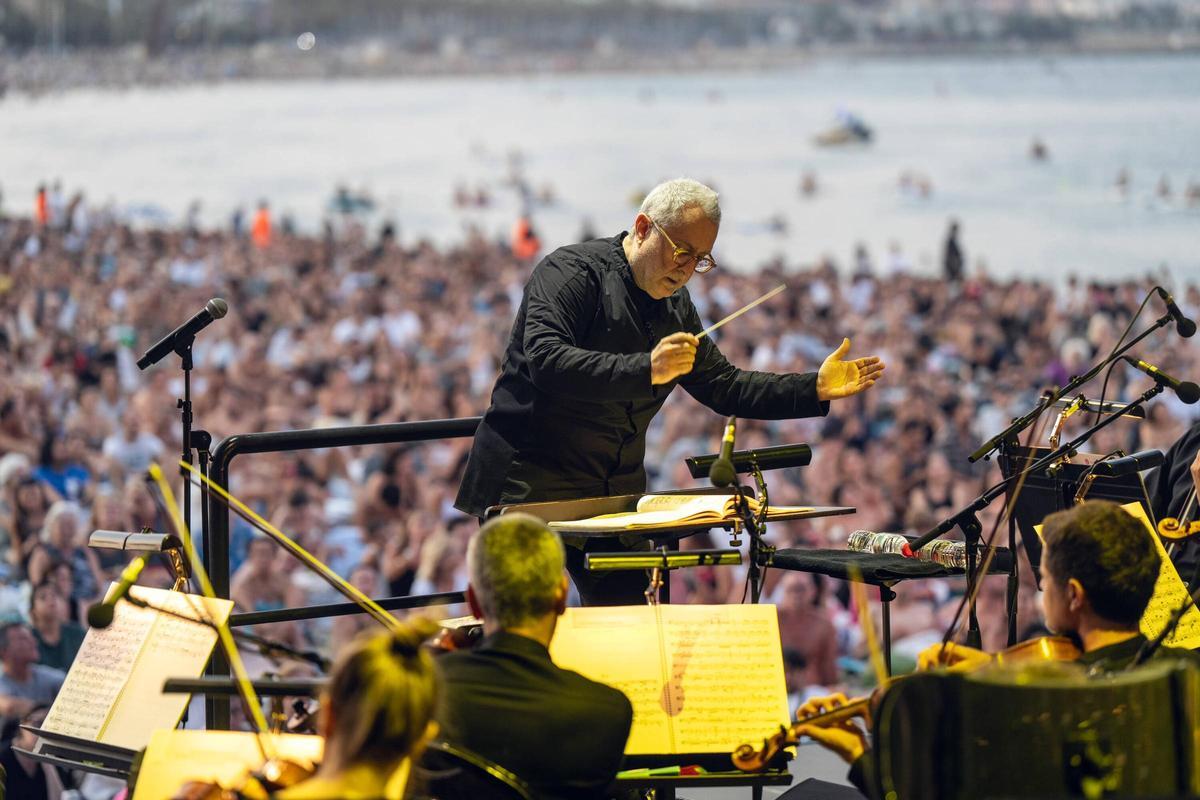 Gran Gala de Ópera de Clàssica a la Platja desde la playa de Sant Sebastià durante el concierto gratuito del Gran Teatre del Liceu