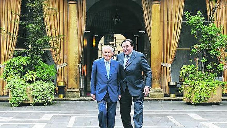 Graciano García, con Juan Antonio Samaranch, el día de la reunión del jurado del premio «Príncipe de Asturias» de los Deportes, el pasado mes de septiembre, el último que presidió.