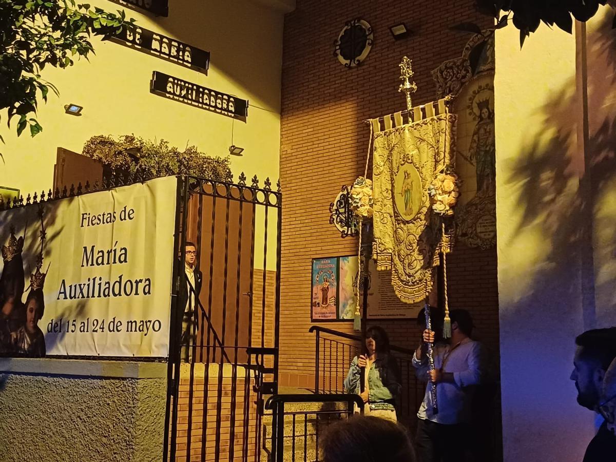 Rosario público con el estandarte de María Auxiliadora celebrado en la noche del 23 de mayo por Capuchinos.