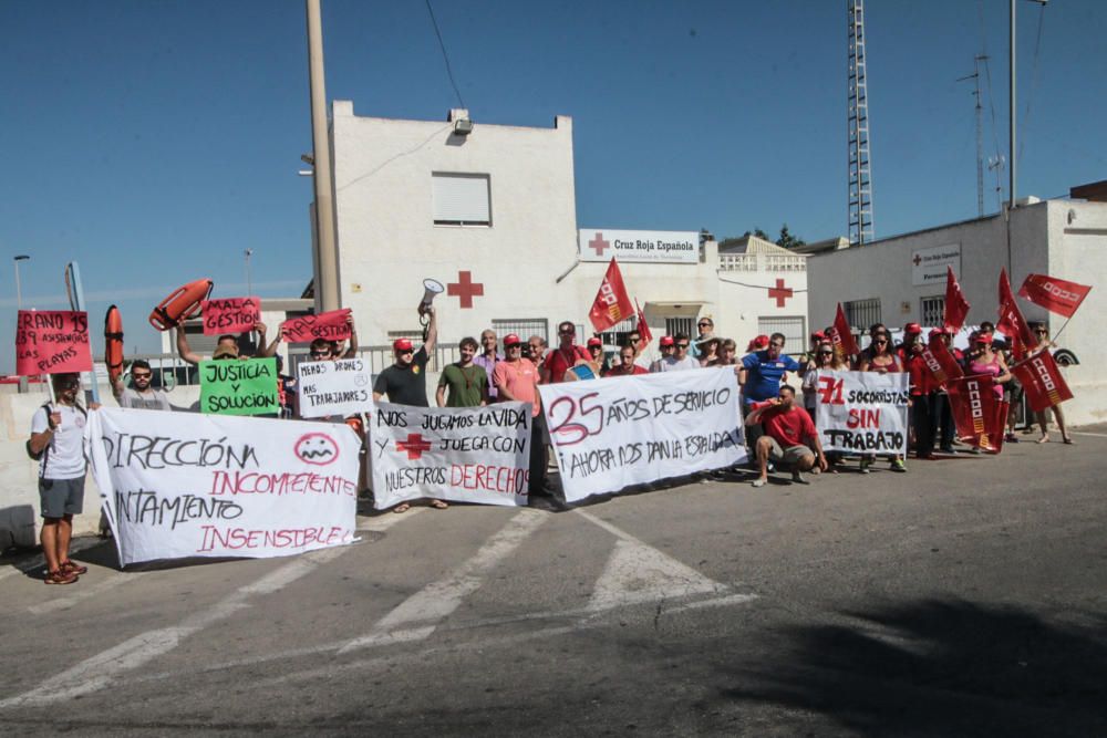 Manifestación despedidos de Cruz Roja Torrevieja