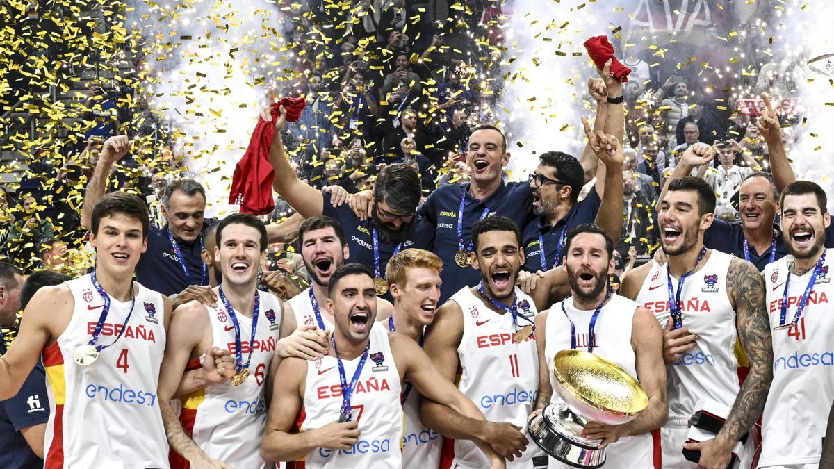 La selección española de baloncesto celebra su victoria en el Eurobasket.