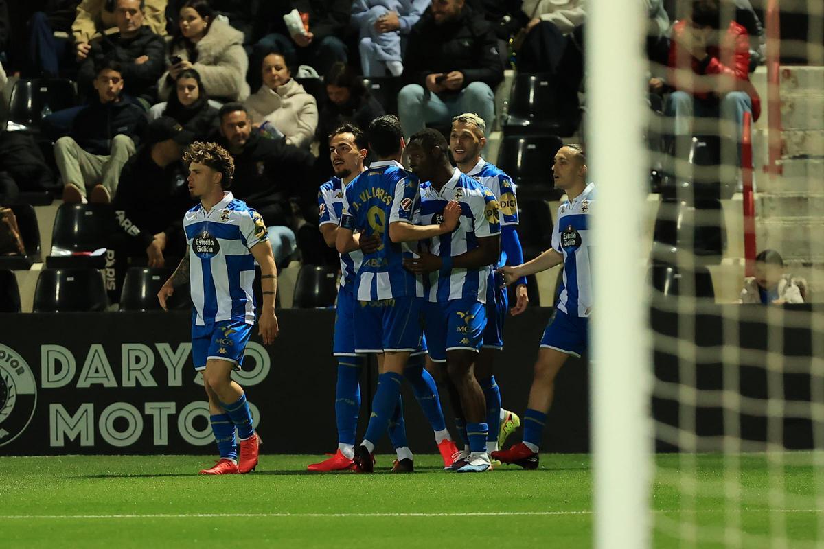 Los jugadores del Dépor celebran el primer gol de Bil