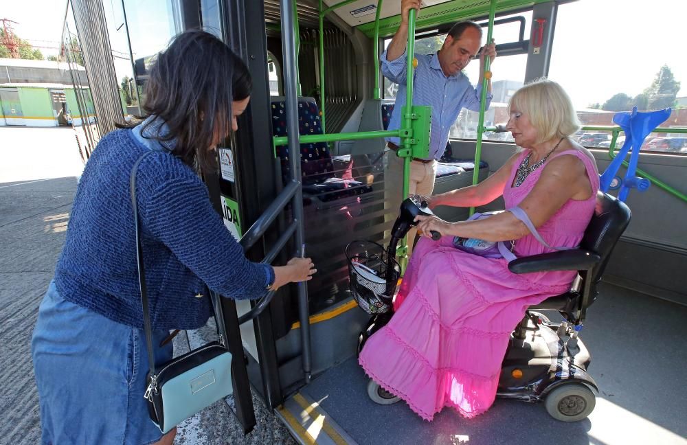 Varios usuarios prueban la accesibilidad de 'scooters' a los autobuses urbanos // Marta G.Brea