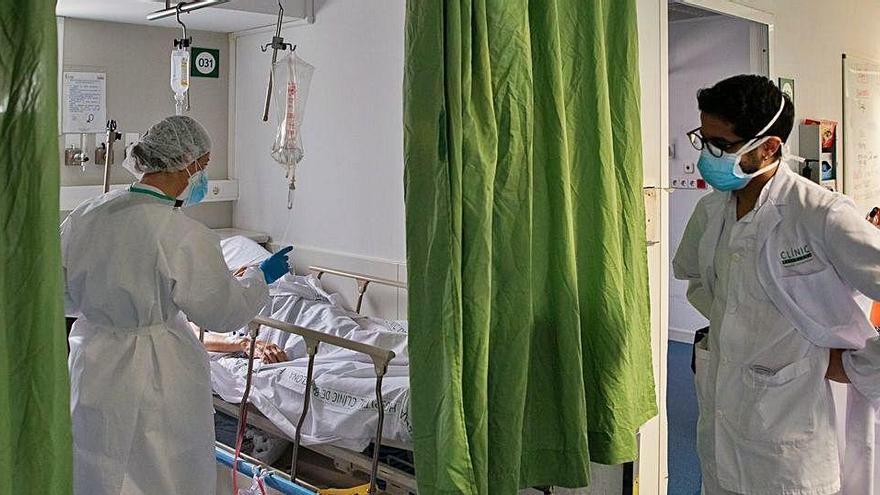 Professionals sanitaris de l&#039;hospital Clínic de Barcelona atenent malalts de COVID-19.