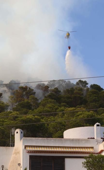 Efectivos y vecinos apagando el fuego