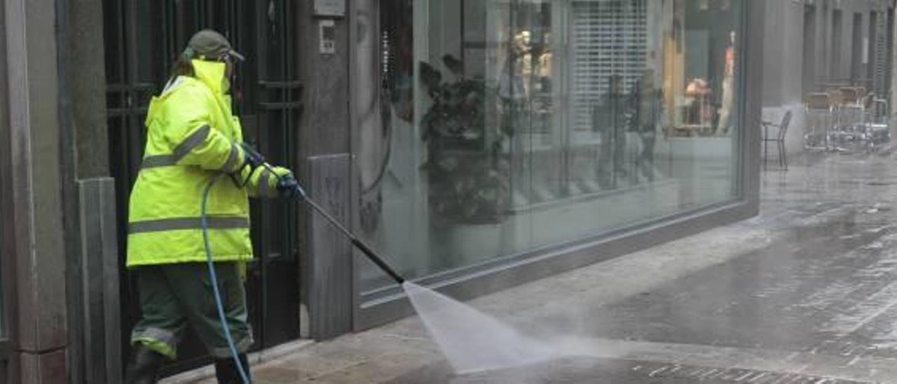 Gandia intensifica la limpieza de calles ante las quejas de los vecinos -  Levante-EMV