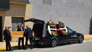 Flores de despedida para el asesino machista en Alicante y ni una mención para su víctima