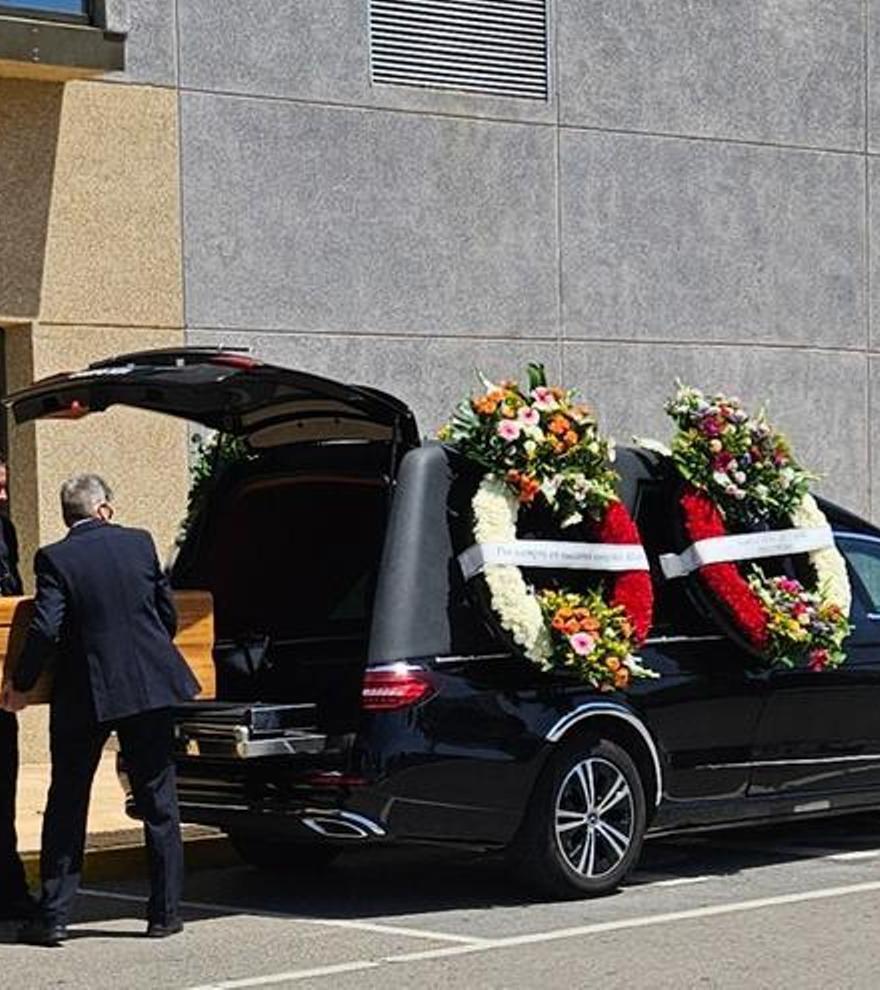 Flores de despedida para el asesino machista en Alicante y ni una mención para su víctima