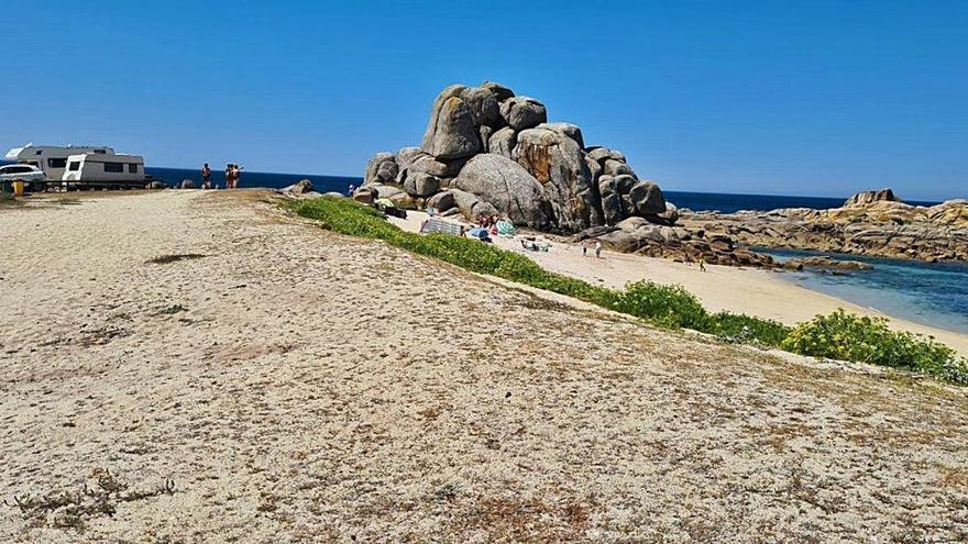 Las autocaravanas estacionan a pie de playa.