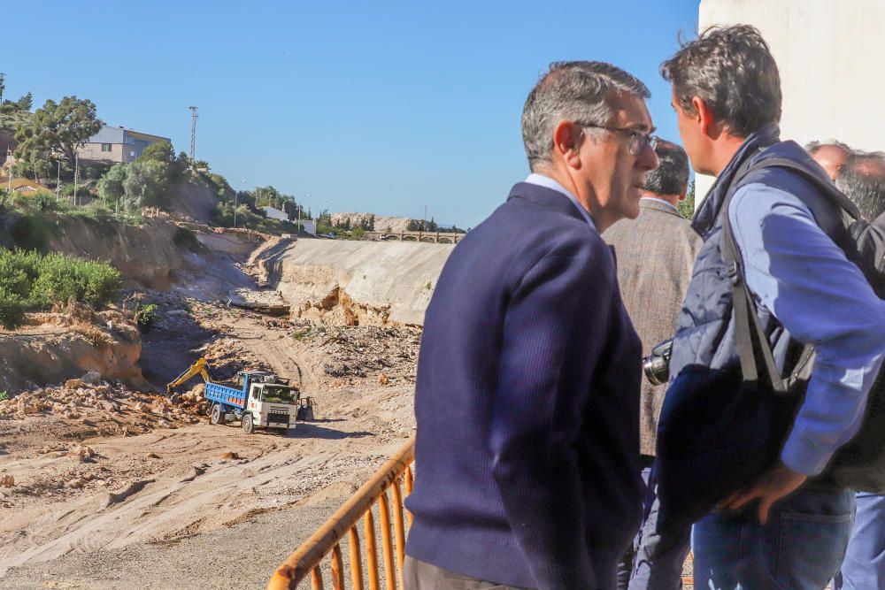 Visita a las zonas más afectadas por la DANA de septiembre en la Vega Baja por parte de expertos que diseñarán las defensas de la comarca frente a futuras a avenidas