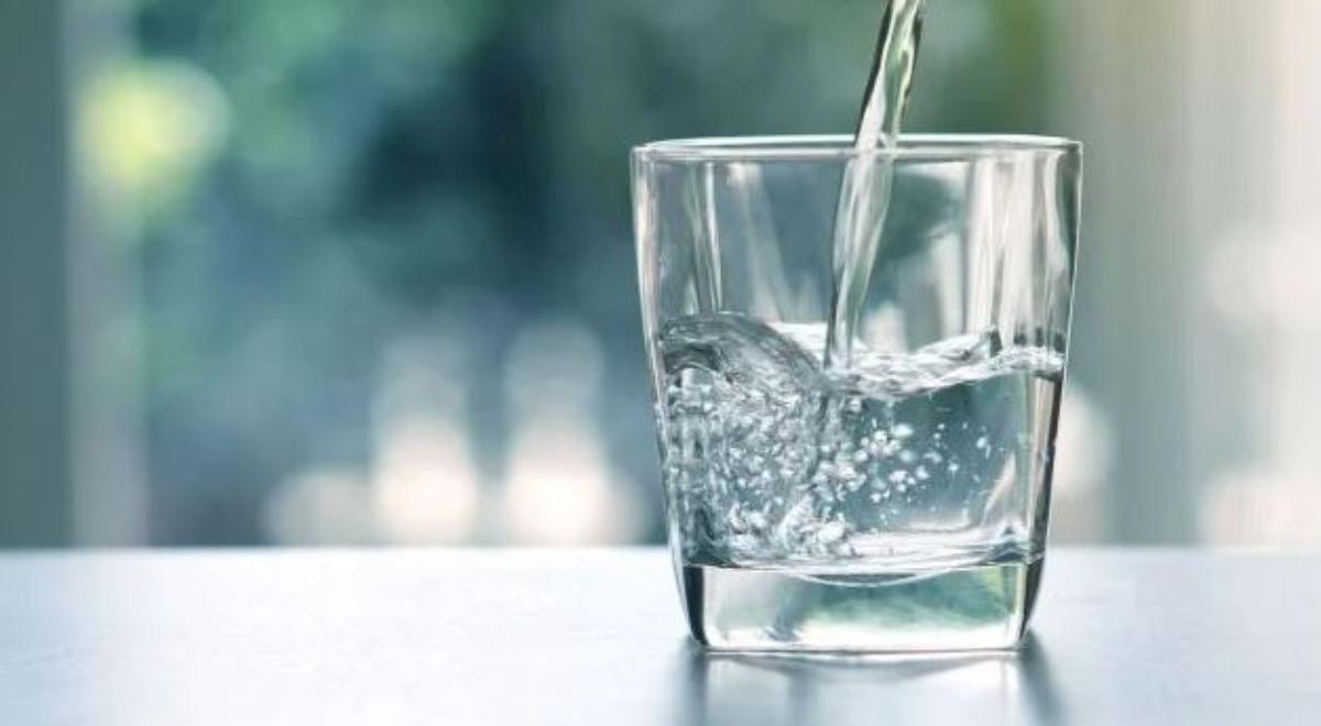 Un vaso de agua en el congelador: el sencillo truco para vigilar tu casa cuando te vas de vacaciones