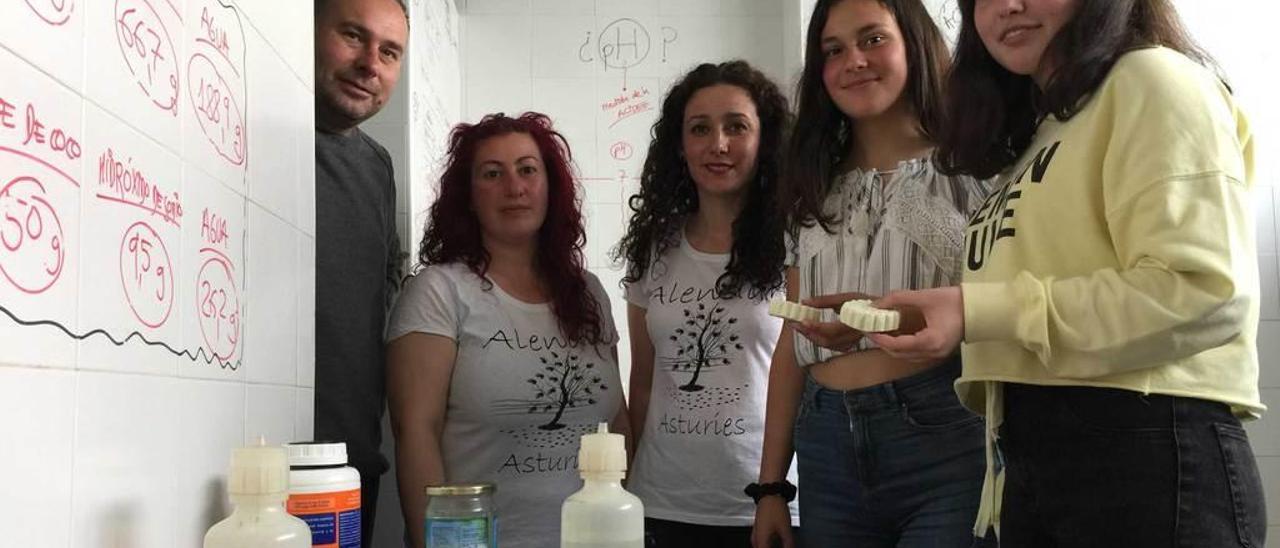 Toni López, Elena Cuetos, Raquel Marín, Mara Hernanz e Irati Aranzeta, con algunos de los jabones solidarios en el Instituto de Arriondas, ayer.