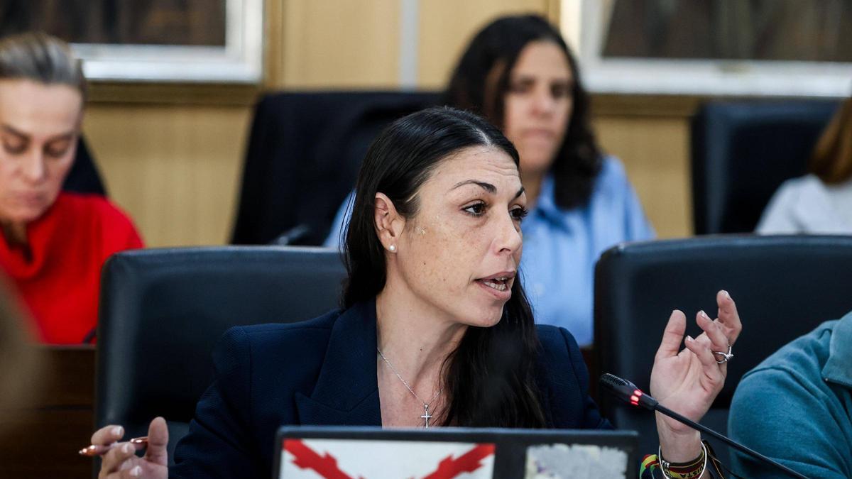 Araceli Colomar, concejala de Vox durante un pleno en el Ayuntamiento de Sant José