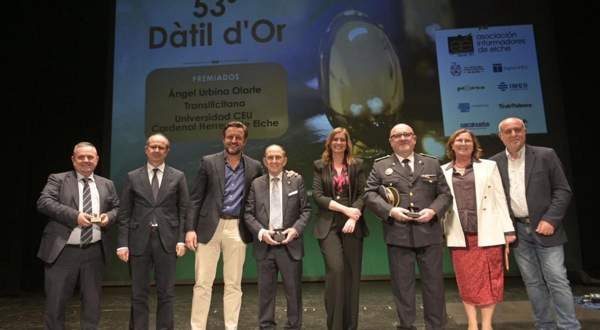 Homenajeados por la Asociación de Informadores y autoridades anoche en el Gran Teatro. | MATÍAS SEGARRA
