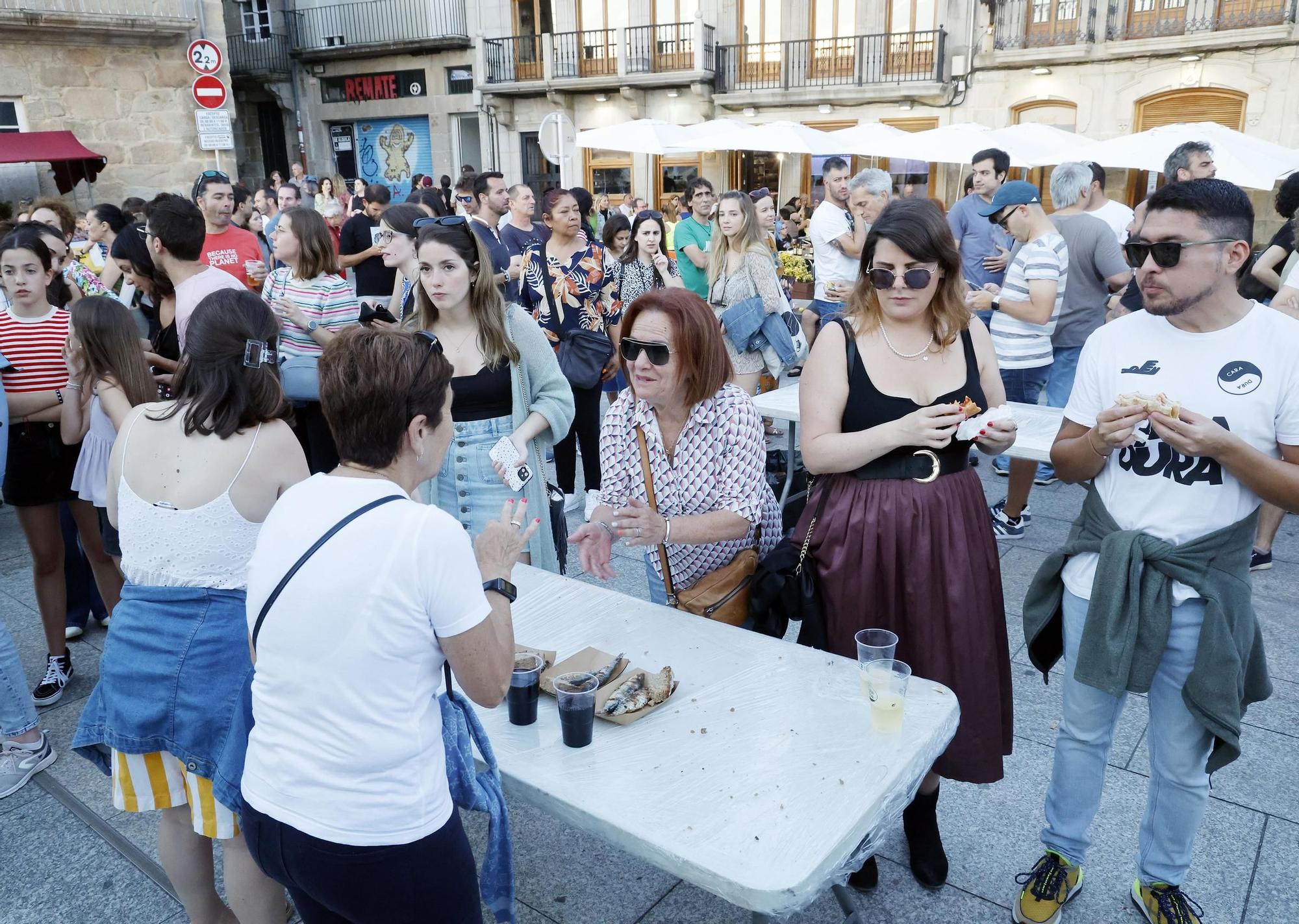 Ambientazo en las playas y plazas llenas para celebrar la noche meiga