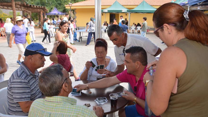 Vecinos juegan a la baraja en una de las mesas del parque, ayer.