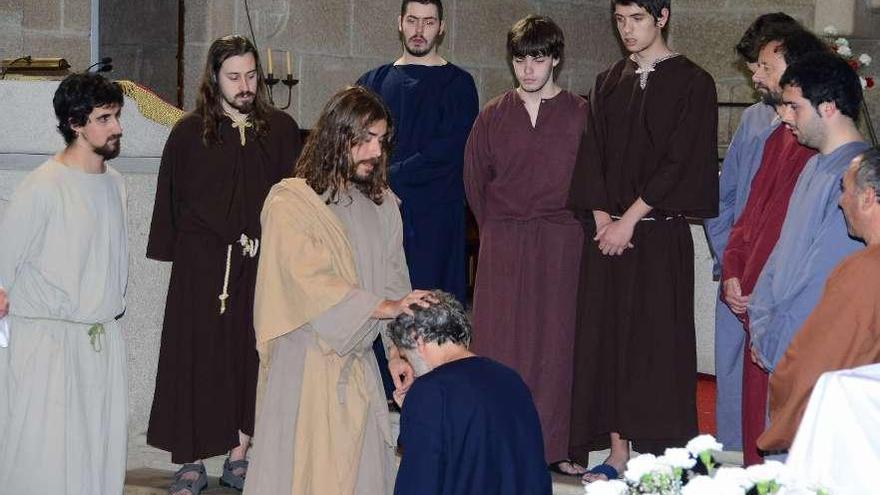 El grupo de teatro Arume realizó la representación en la iglesia de O Carme de Moaña.  // Gonzalo Núñez