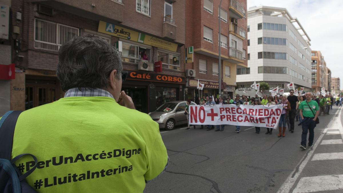 Protesta de interinos en las calles de Alicante hace cuatro años por su estabilidad laboral