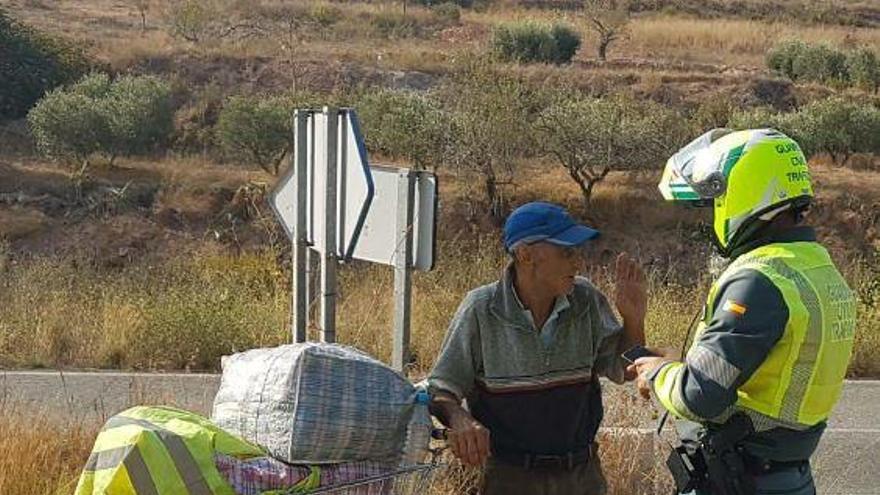 El bonito gesto de dos guardias civiles con una persona sin recursos en Murcia